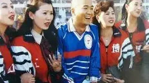图多尔新任教练获尤文球迷热烈欢迎，酒店门前挥手致谢
